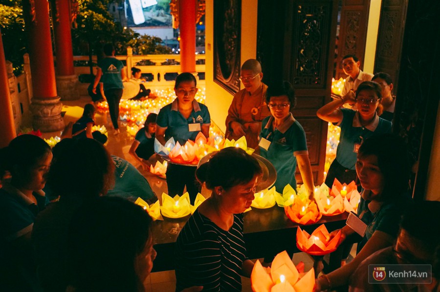 Hàng nghìn người Sài Gòn chen chân thả hoa đăng trên kênh Nhiêu Lộc mừng đại lễ Phật đản